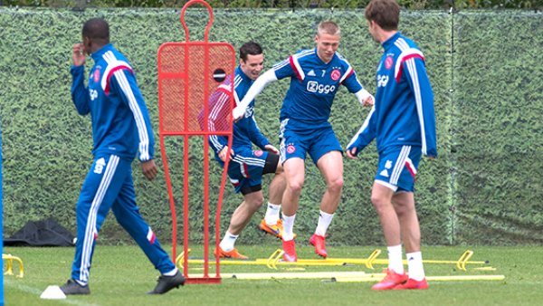 三人小组的 三人小组的